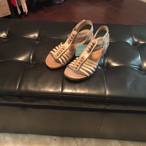 Cute beige sandals with memory foam